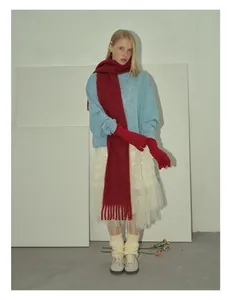 Outfit invernale con sciarpa in mohair rosso scuro con frange e gonna a balze in pizzo bianco