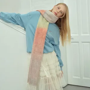 Sciarpa da donna sfumata in misto lana con nappe per un look invernale morbido