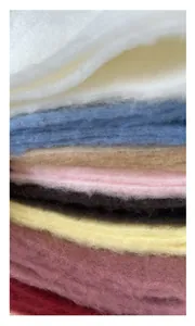 Dettaglio di strati di sciarpe in lana alpaca e mohair con morbida trama di fibre