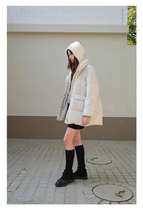 Λεπτομέρεια από κρεμ oversized παρκά με γούνινη επένδυση και μεγάλες πλαϊνές τσέπες