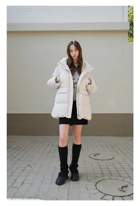 Χειμερινό street style με μπεζ καπιτονέ μπουφάν και μαύρες πλεκτές γκέτες ποδιών