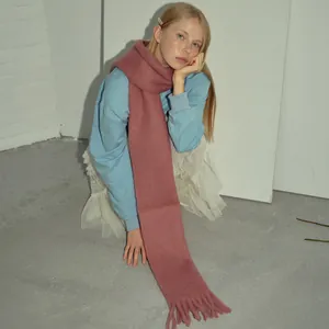 Sciarpa in misto lana mohair rosa antico con frange per donna stile autunnale