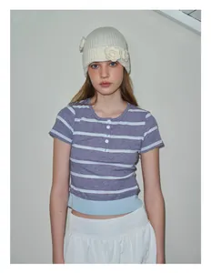 Detalle de adorno floral tejido a mano en gorro de punto blanco crema para mujer