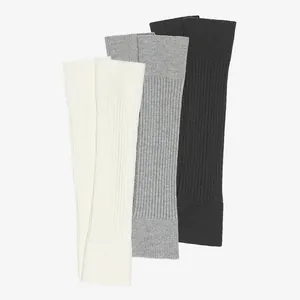 Drei Paar gerippte Beinstulpen in Creme, Grau und Schwarz für Yoga und Ballett