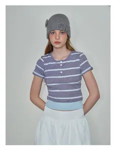 Detalle de gorro de punto gris con flores de ganchillo hechas a mano para mujer en invierno