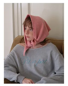 Vue détaillée de la capuche en tricot rose en laine mélangée avec nœud pour l'hiver