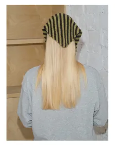 Détail de la texture en maille douce et du motif à rayures vertes sur l'écharpe triangle
