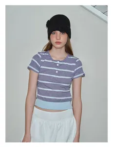 Detalle de camiseta Henley a rayas gris púrpura y gorro de punto con flores