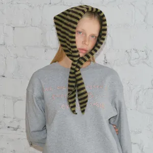 Sweat gris avec broderie rose et écharpe triangle en laine à rayures vertes