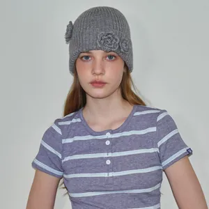Gorro de punto gris para mujer con diseño de rayas verticales y decoraciones florales