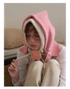 Detaillierte Strickstruktur einer rosa Wollmischung Balaclava mit warmem Innenfutter