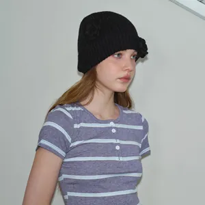 Gorro de ganchillo negro hecho a mano con detalles de flores para invierno