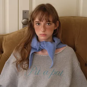 Foulard triangle en laine tricoté bleu ciel pour femme avec un style croisé minimaliste