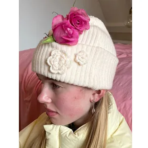 Gorro de punto crema hecho a mano para mujer con detalle de flor para otoño e invierno