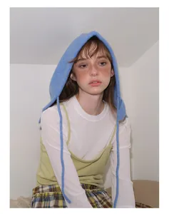 Himmelblaue Balaclava-Strickmütze aus Wolle mit Kordelzug an einem Fashion-Modell