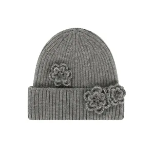 Gorro de punto gris oscuro con flores hechas a mano a ganchillo y suave textura acanalada
