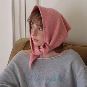 Foulard triangulaire tricoté en laine rose corail présenté sur un mannequin de profil