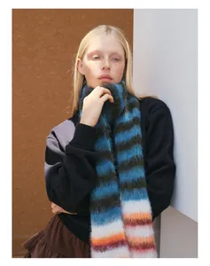 Detailopname van gestreepte mohair sjaal met zachte pluizige textuur en felle kleurblokken