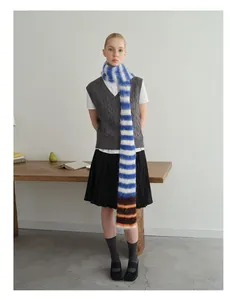 Detail van meerkleurige gestreepte mohair sjaal met zachte pluizige textuur