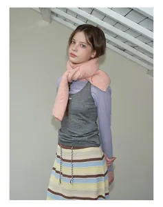 Écharpe en laine rose avec un gilet gris et une jupe rayée pour un look coréen doux