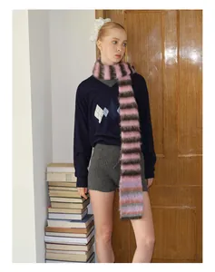 Detail van roze en bruin gestreepte mohair sjaal met zachte pluizige breistructuur