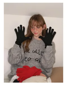 Detail van wollen gebreide handschoenen met lovertjes en bloemen voor winterse warmte