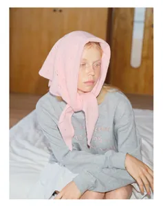 Détail de l'écharpe triangle rose 100% laine avec un sweat à capuche gris