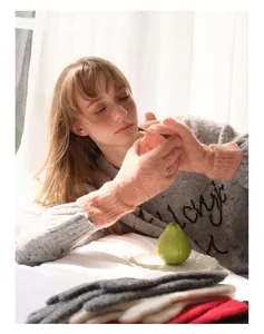 Detail van wollen mix handschoenen met lovertjes en elastische geribbelde manchetten