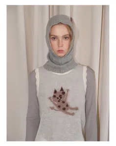 Nahaufnahme der grauen Woll-Balaclava und Strickweste mit niedlichem Katzenmuster