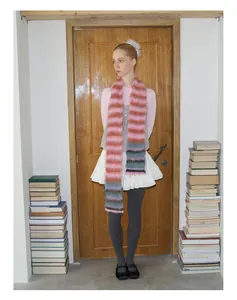 Detail van roze en grijs gestreepte mohair sjaal met blauwgroene kleurverloop uiteinden