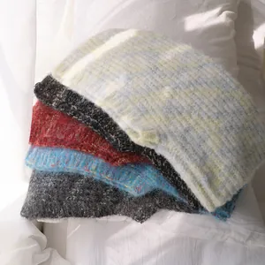 Passamontagna in misto lana a puntini colorati in varie tonalità su sfondo bianco