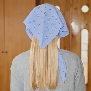 Châle triangle en laine tricotée lilas avec motifs ajourés porté par un mannequin