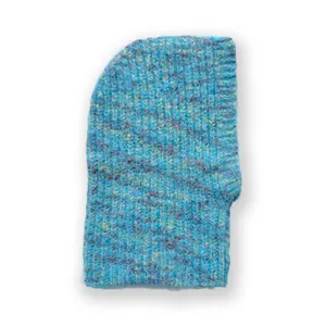 Passamontagna in misto lana azzurro con puntini colorati e trama a costine invernali