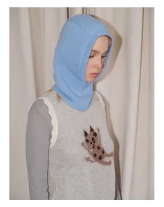 Nahaufnahme der hellblauen Woll-Sturmhaube mit Rippstrick-Bündchen und weicher Textur