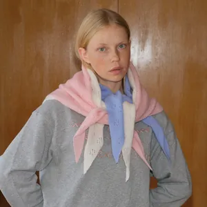Écharpe triangle ajourée pour femme 100% laine tricotée en rose, blanc et bleu