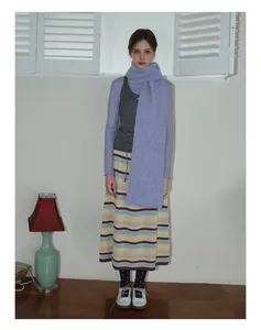 Vue d'ensemble de l'écharpe en laine violette avec jupe en tricot et baskets blanches
