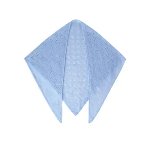 Foulard triangulaire en 100% pure laine bleu clair avec des motifs ajourés délicats