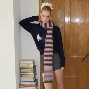 Lange gebreide sjaal met roze en bruine strepen en zachte mohair textuur voor de winter