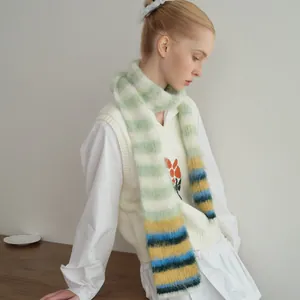 Zachte gestreepte mohair gebreide sjaal in groen, geel en blauw voor herfst winter