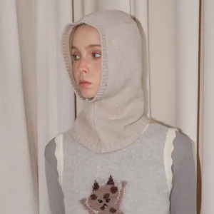 Oatmeal Woll-Sturmhaube und graue Strickweste mit Katzen-Jacquardmuster für den Winter