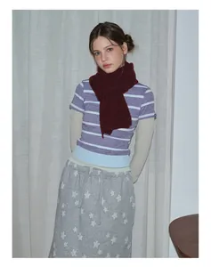 Tenue d'hiver avec écharpe en maille bordeaux et t-shirt rayé sur mannequin