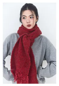 Primer plano de bufanda roja de lana con flecos para un estilo de invierno acogedor