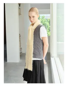 Lichtgele alpaca wollen sjaal met een grijs gebreid vest en een klassiek wit T-shirt
