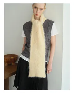 Detail van een pluizige alpaca wollen sjaal in beige met zachte gebreide textuur voor winter
