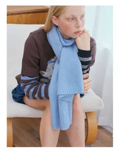 Detailaufnahme des hellblauen Strickschals aus Schafwolle mit feiner Rippenstruktur