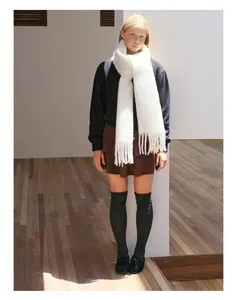 Detail eines weichen weißen Alpaka-Wollschals mit langen Fransen für den Winterlook