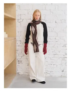 Winter-Outfit mit braunem Argyle-Wollschal, Raglan-Pullover und roten Strickhandschuhen