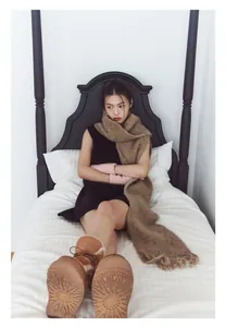 Detalle de bufanda de mezcla de lana con flecos y botas de invierno de moda para mujer