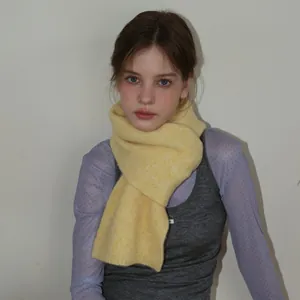 Écharpe en maille jaune pâle 35% laine pour femme avec texture moelleuse pour l'hiver