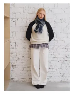 Winter-Outfit mit weichem Wollmischschal mit blau-grauem Rautenmuster und Pullover